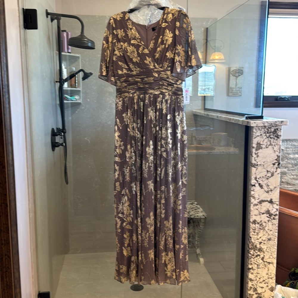 Size 10 never worn

Short flutter sleeves
A-line silhouette
Lined